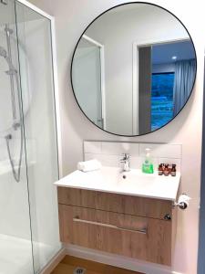 皇后镇Hillside Studio的一间带水槽和镜子的浴室
