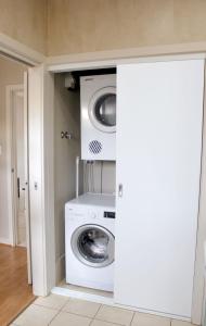 伦马克Renmark Holiday Apartments的洗衣房内的洗衣机和烘干机
