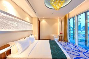 多哈Cielo Hotel Lusail Qatar的一间卧室设有一张大床和一个大窗户