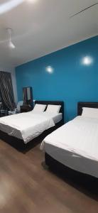 拉瑙THE CLOUD KINABALU- Chalet的蓝色墙壁客房的两张床