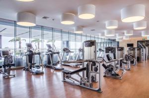 莆田莆田秀屿假日酒店的健身房设有数台跑步机和椭圆机