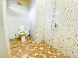 占碑市Damigalova Guest House Mitra RedDoorz的一间带卫生间和淋浴的浴室