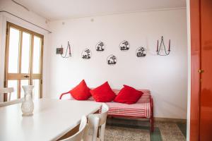 利尼亚诺萨比亚多罗Casa Zanelli的客厅配有红色枕头的沙发