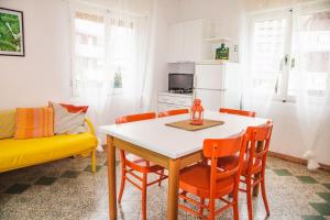 利尼亚诺萨比亚多罗Casa Zanelli的厨房以及带桌椅的用餐室。