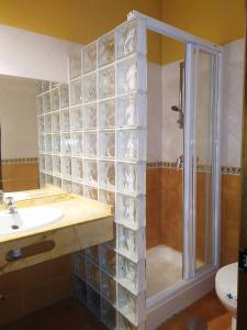 拉斯马哈达斯Apartamento Los Callejones的带淋浴和盥洗盆的浴室