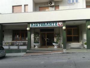 法尔科纳拉·玛里提马阿尔伯吉奥腾达佛得角酒店的楼前有盆栽植物的餐厅
