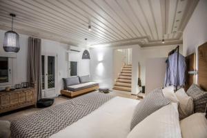 阿斯提帕莱亚镇Luxury Apartment in the Heart of Astypalaia的一间卧室配有一张大床和一张沙发