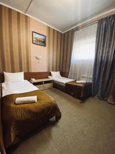 顿河畔罗斯托夫洲际大酒店的酒店客房设有两张床和窗户。