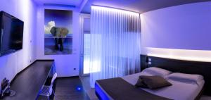 摩萨诺皮内塔酒店的一间卧室配有一张床和一台电视。