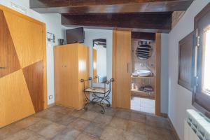 拉瓜迪亚Aitetxe的客房设有木制橱柜、镜子和桌子。