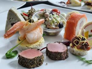 波亚纳布拉索夫凯雷德酒店的含有不同种类寿司的食品