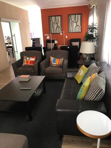 罗安达Casas de Luanda GH-Miramar的客厅配有沙发和桌子