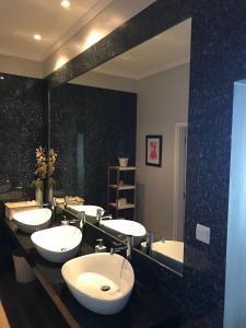 罗安达Casas de Luanda GH-Miramar的一间带四个盥洗盆和大镜子的浴室