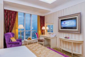 喀山喀山克斯顿塔酒店的一间酒店客房,配有一张床和一台电视