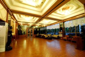 彭世洛南潮酒店的大楼内一个带沙发和椅子的大型大堂