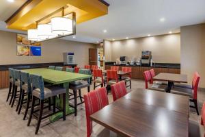 Comfort Inn & Suites North Dallas-Addison餐厅或其他用餐的地方