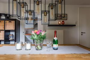埃斯洛黑Landhaus Panorama的一张桌子,上面放着一瓶香槟和鲜花