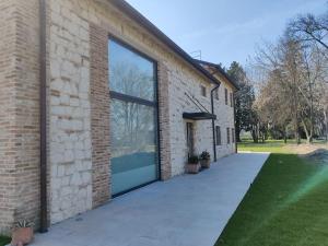 维琴察Bertesina325的享有砖砌建筑的外部景色,设有大玻璃门