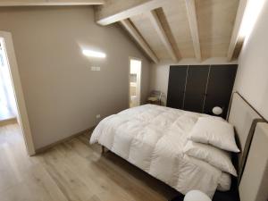 维琴察Bertesina325的一间卧室配有带白色床单和枕头的床。