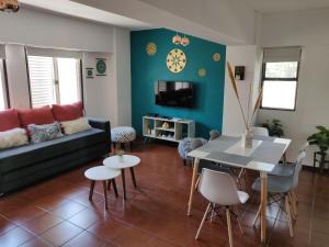 门多萨DEPARTAMENTO a 5 cuadras de la Av Aristides - Ubicacion super privilegiada的客厅配有沙发和桌子