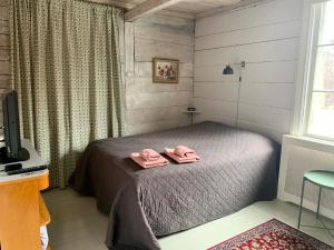 斯特兰奈斯Pensionat Gyllenhjelmsgatan的一间卧室配有一张床,上面有两条粉红色的毛巾