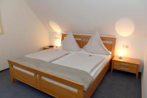 圣阿尔德贡德赛德维恩旅馆的卧室配有一张带白色床单和枕头的大床。