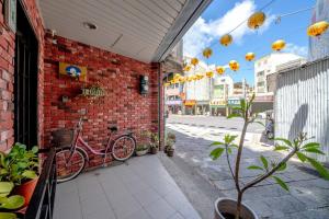 台南台南树夏民宿的停在砖砌建筑一侧的自行车