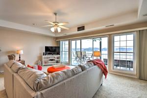 奥沙克湖Lake Ozark Waterfront Condo with Access to 2 Pools的带沙发和大窗户的客厅