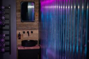 诺里奇31B Urban Stays的带淋浴、水槽和镜子的浴室