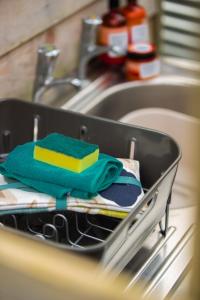 陶因Snowdonia Hideaway的洗碗架,带毛巾的水槽