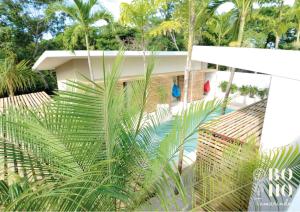 塔马林多BOHO Tamarindo的前面有棕榈树的房子