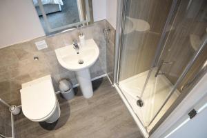 乌伊格5 Glenconon Bed and Breakfast的浴室配有卫生间、盥洗盆和淋浴。