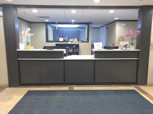 Belle VernonCandlewood Suites Belle Vernon, an IHG Hotel的一间商店里带柜台的等候室