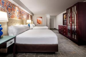拉斯维加斯卢克索酒店的酒店客房设有一张大床和一台电视。