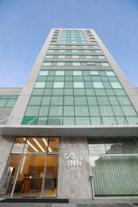 塞拉Go Inn Serra的一座高大的建筑,上面标有“旅馆”的标语