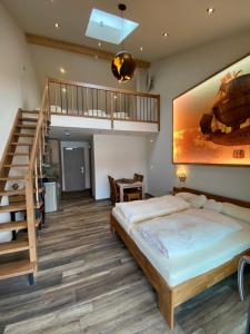 鲁斯特AVALON ideal gelegen zwischen Europapark und Rulantica的一间带大床和楼梯的卧室