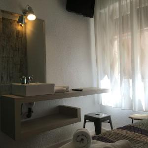 圣多明各德拉RoomConcept Hostel的一间带水槽和镜子的浴室