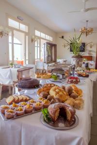 新弗里堡多明格斯马斯特酒店的一张桌子,上面摆放着各种糕点和馅饼