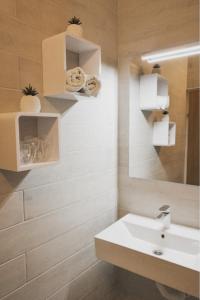 沃迪切俄里翁酒店的一间带水槽和镜子的浴室