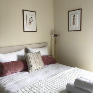 科扎尼Stergios_Apartments 05的卧室配有一张床,墙上挂有两张照片