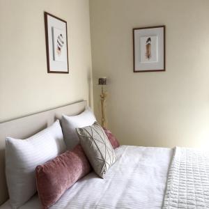 科扎尼Stergios_Apartments 05的卧室配有一张墙上有两张照片的床。