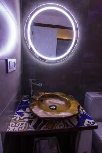 坎塔维耶哈Casa Rural El Portillo的一间带木制水槽和镜子的浴室