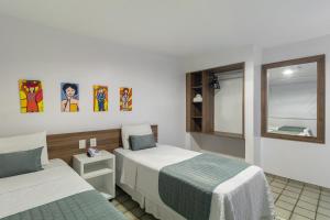 卡鲁阿鲁Citi Hotel Express Caruaru的酒店客房设有两张床和窗户。