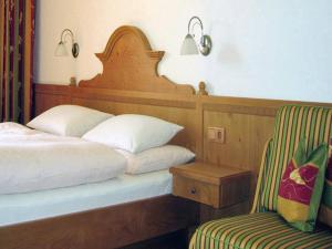 阿特湖塞布利克酒店的一间卧室配有一张床、一把椅子和一盏灯