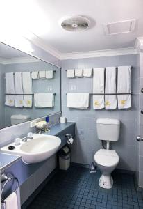 凯恩斯South Cairns Resort的浴室配有盥洗盆、卫生间和毛巾。