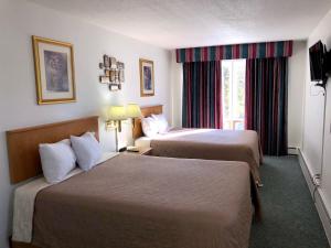 艾恩伍德豪斯特经济旅馆的酒店客房设有两张床和窗户。