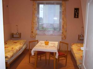 鲁达Holiday home in Ruda 2035的客房设有两张床、一张桌子和一扇窗户。
