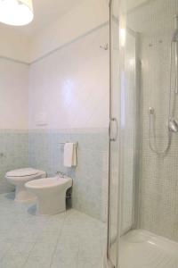 波吉邦西Apartment in Poggibonsi/Toskana 38410的带淋浴、卫生间和盥洗盆的浴室