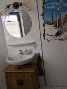 SandortApartment in Sellin/Insel Rügen 37917的一间带水槽和镜子的浴室