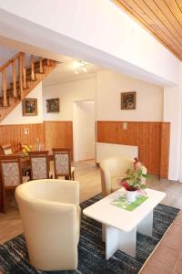 鲍洛通凯赖斯图尔Holiday home in Balatonkeresztur 37078的客厅配有桌椅